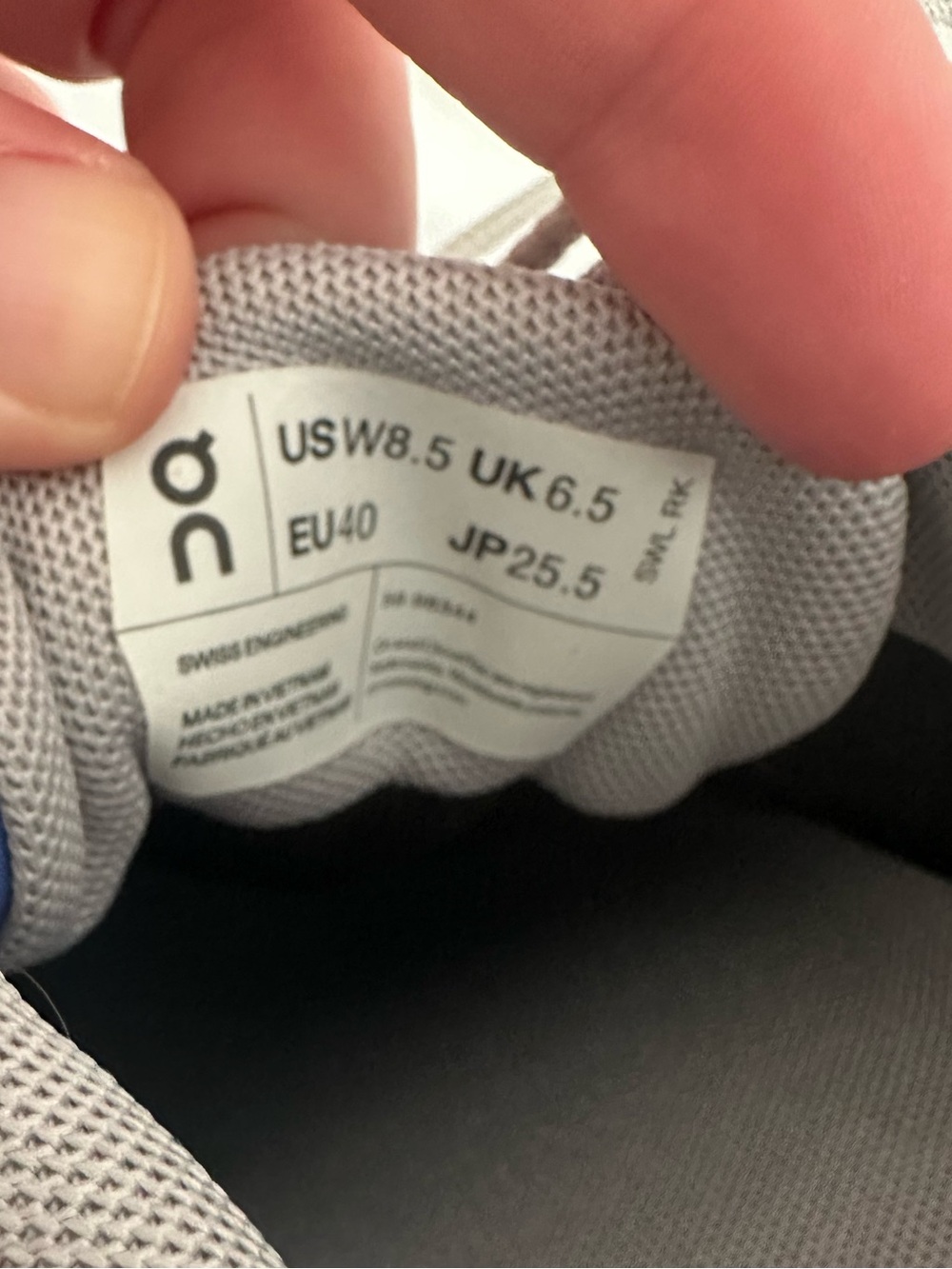 Women’s 8.5 On Running Cloud 5 Weatherproof Sneakers - Picture 6 of 7